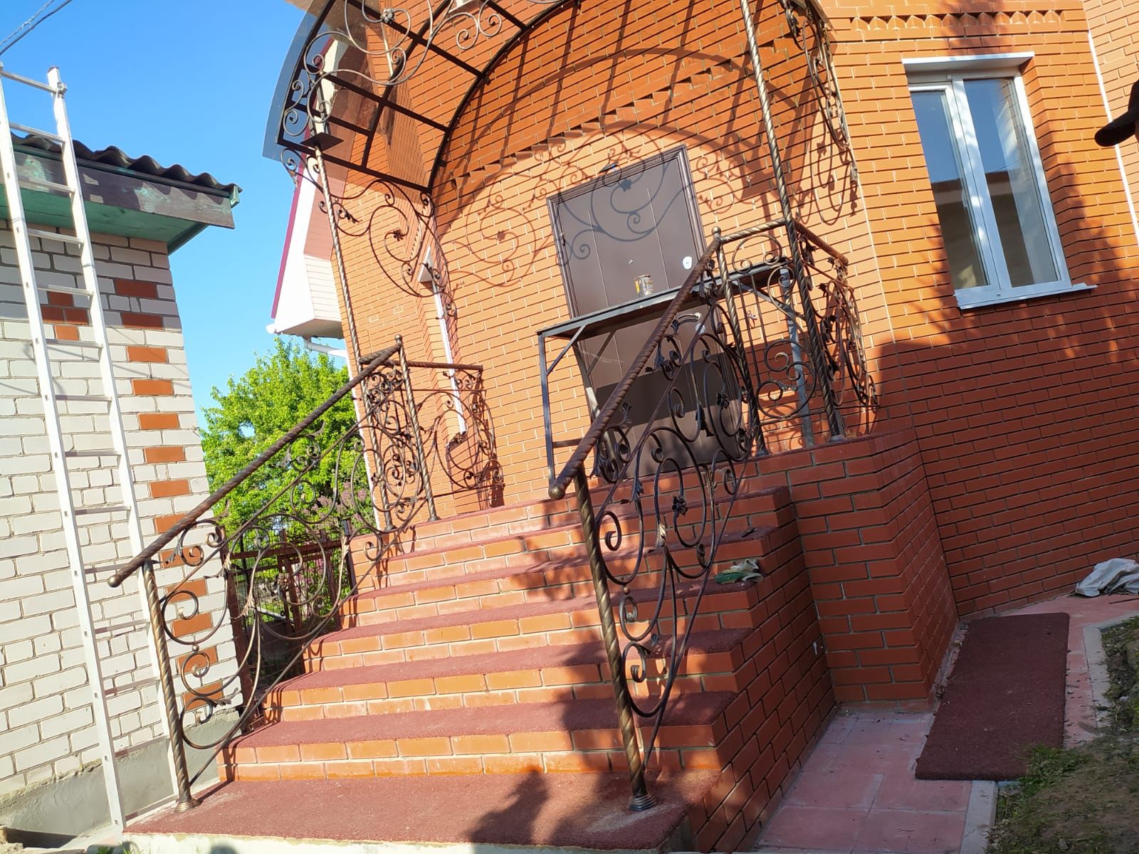 Как выбрать покрытие для уличной лестницы в Зарайске, чтобы ступени не стирались от песка, влаги и реагентов