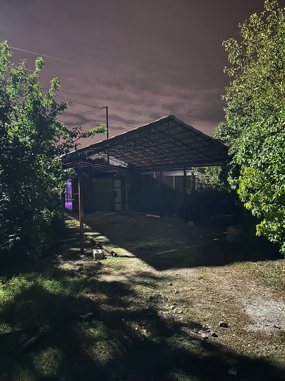 Металлический навес для автомобиля